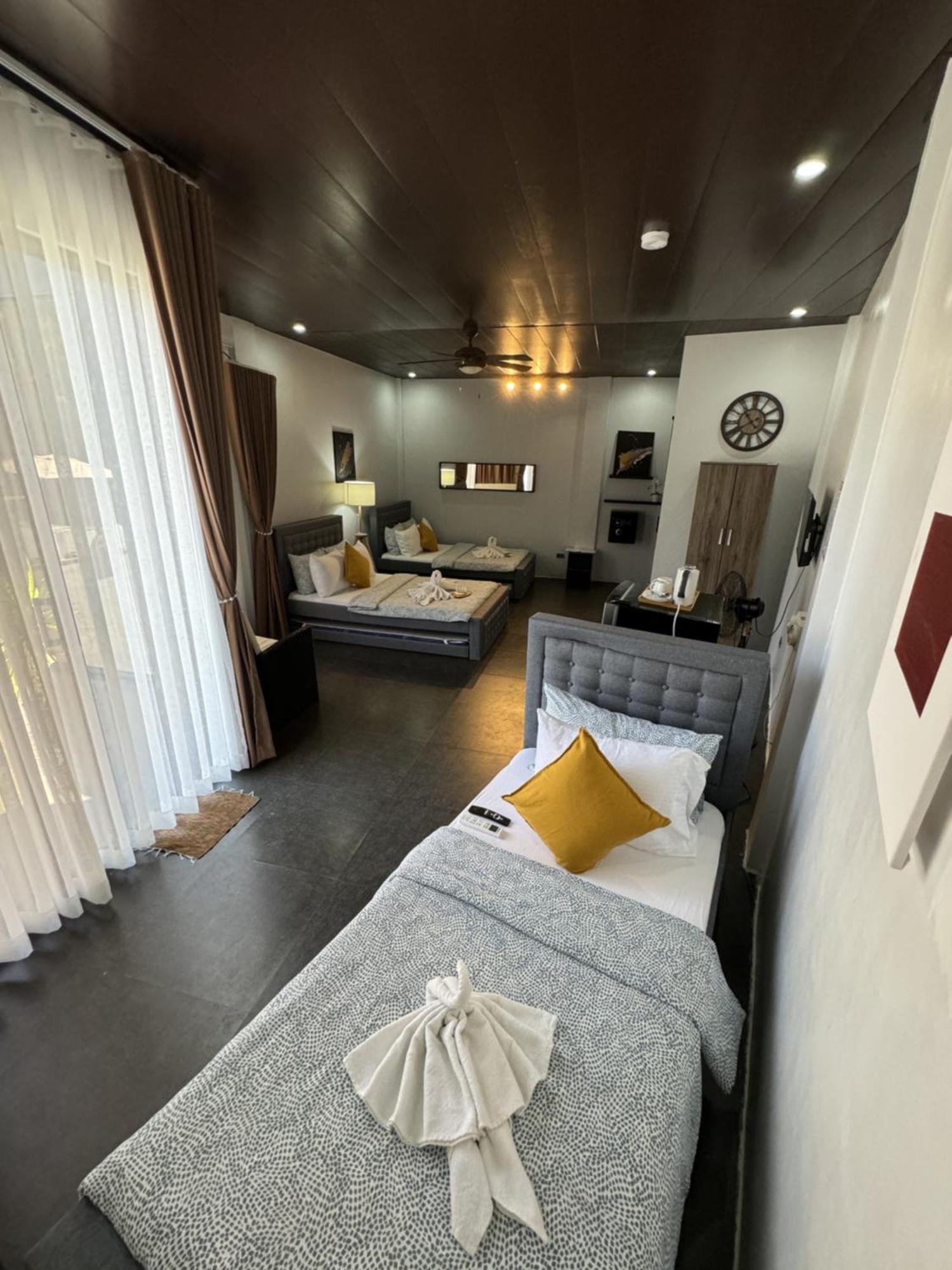 De Porch Hotel Bolinao Exterior photo